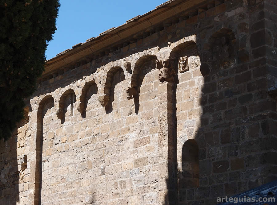 Arquillos lombardos y lesenas del muro meridional