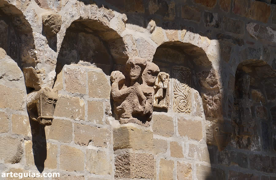 Relieves incrutados en el muro sur