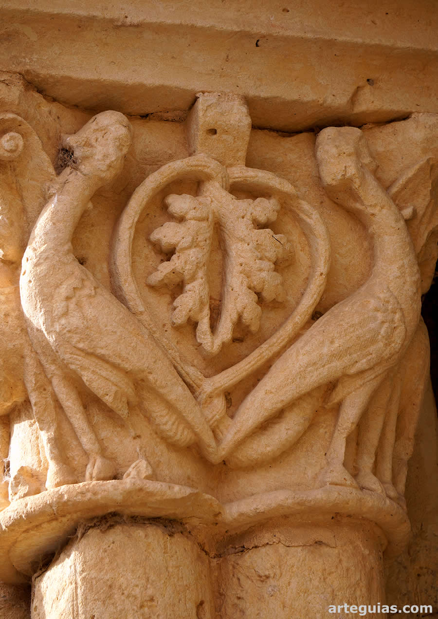 Capitel con dos arp&iacute;as