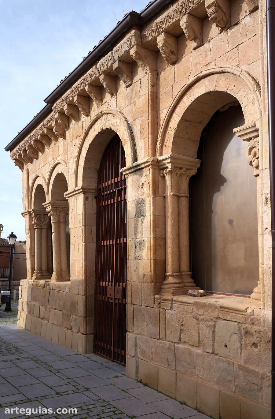 Bernuy de Porreros: p&oacute;rtico rom&aacute;nico de la iglesia de Santiago