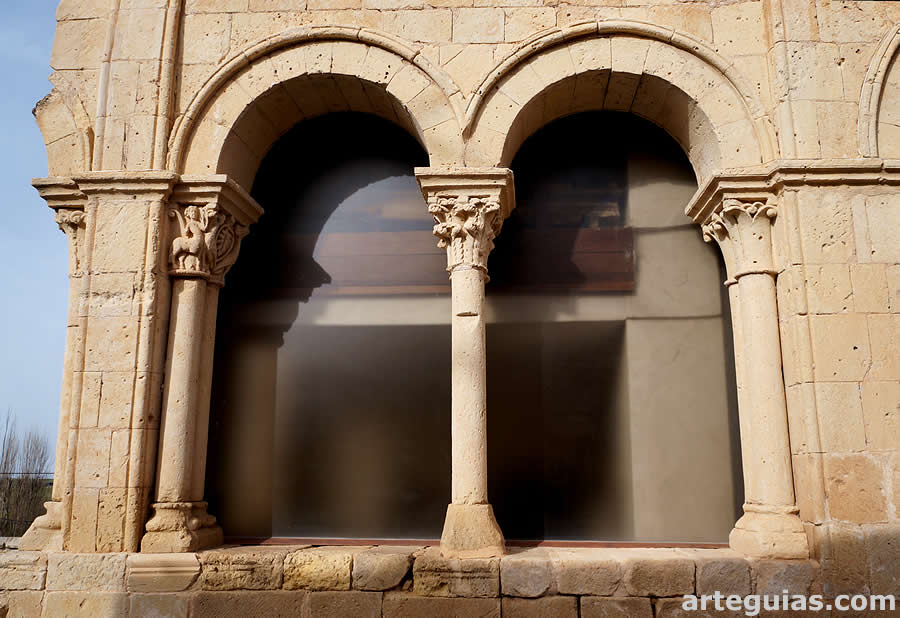 Arquer&iacute;a de la galer&iacute;a porticada rom&aacute;nica de Bernuy de Porreros