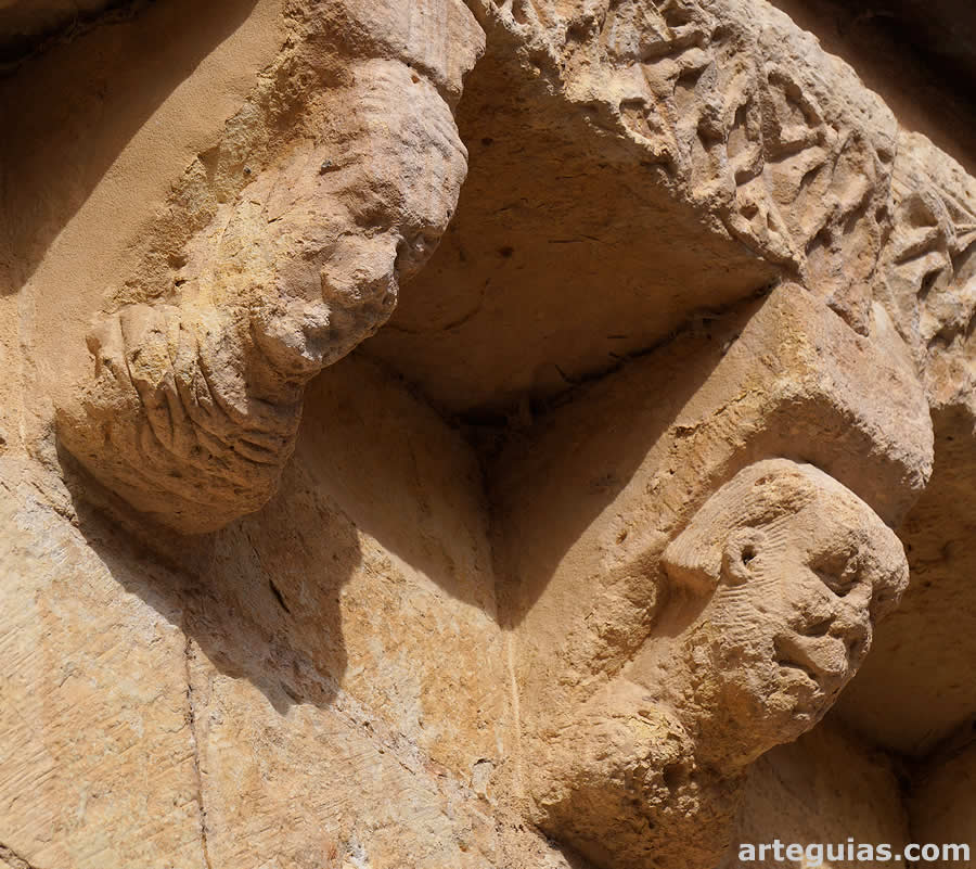 Pareja de canecillos con bustos humanos