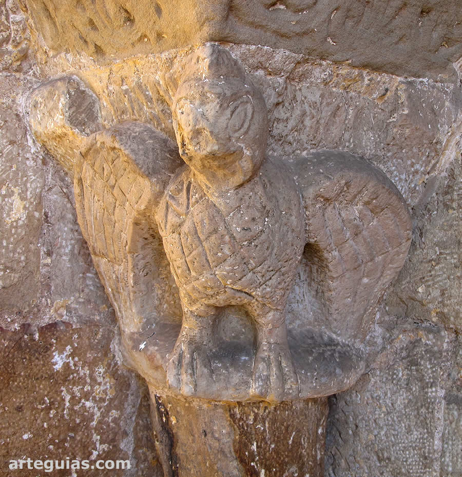 Capitel con un &aacute;guila en la portada
