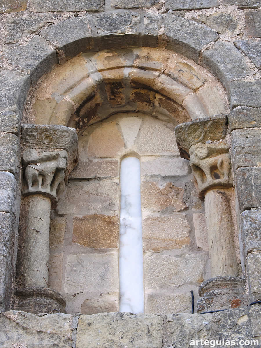 Iglesia de Bolmir: ventanal de la fachada oeste