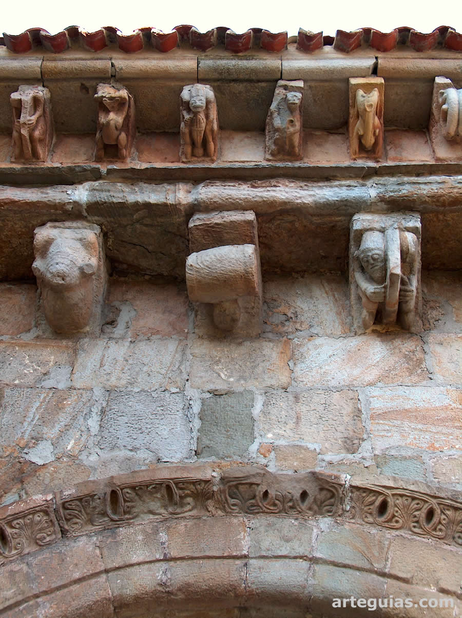 Uno de los aliciente de la iglesia de Bolmir es el conjunto de canecillos