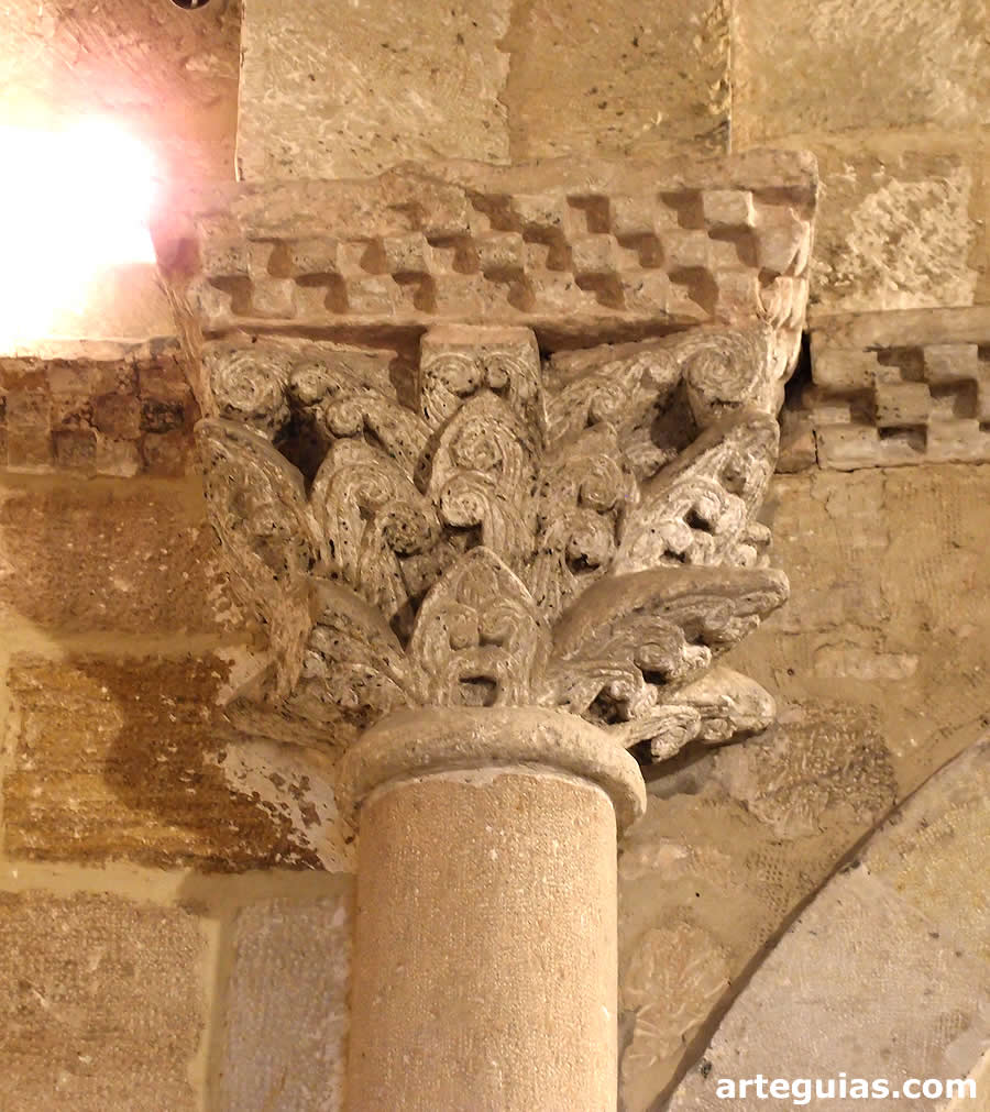 Capitel vegetal en el interior del &aacute;bside