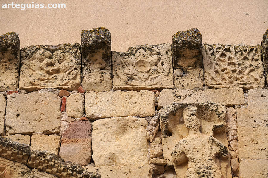 Canecillos y metopas de la  portda rom&aacute;nica