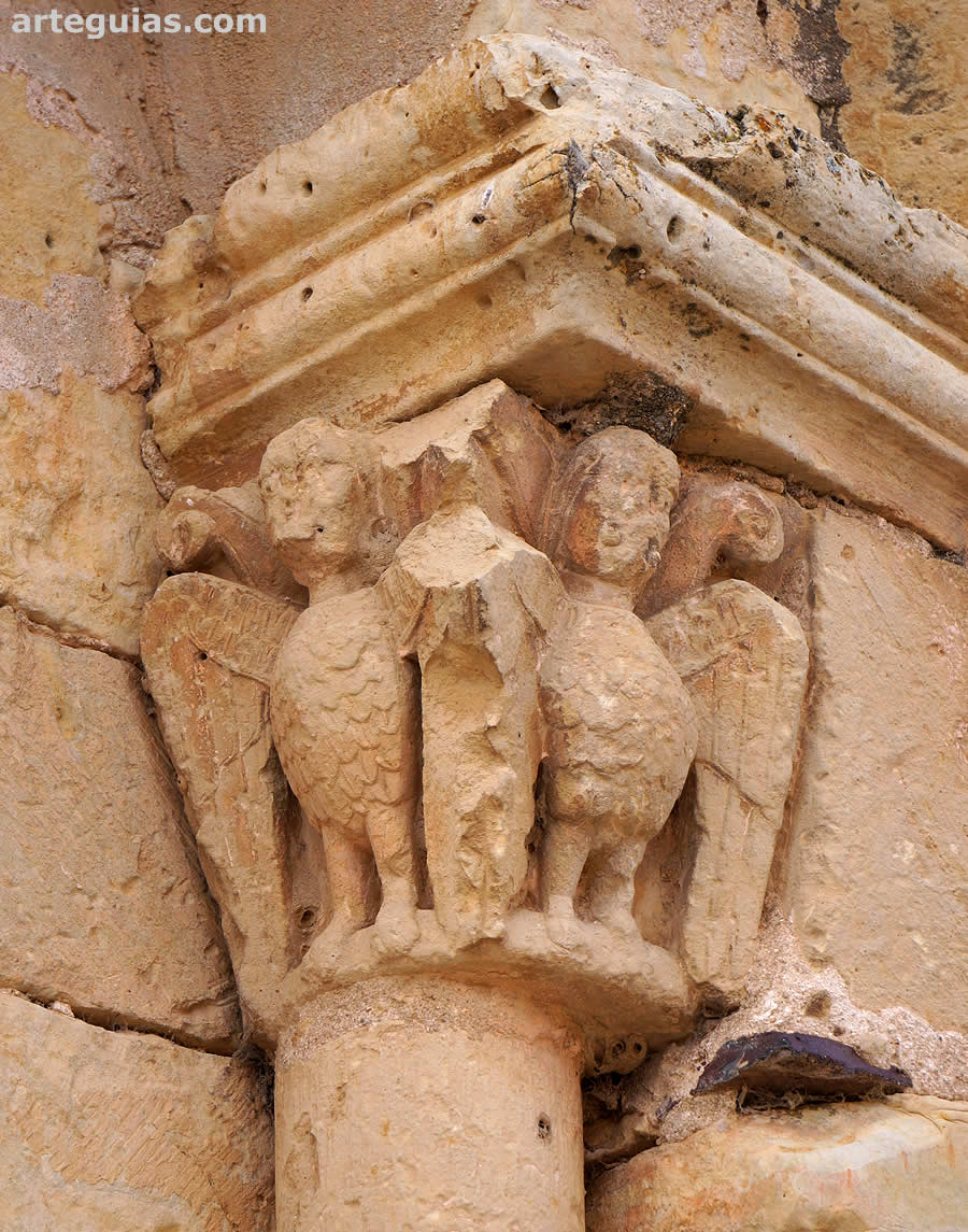 Capitel del ventanal del templo de Caba&ntilde;as de Polendos