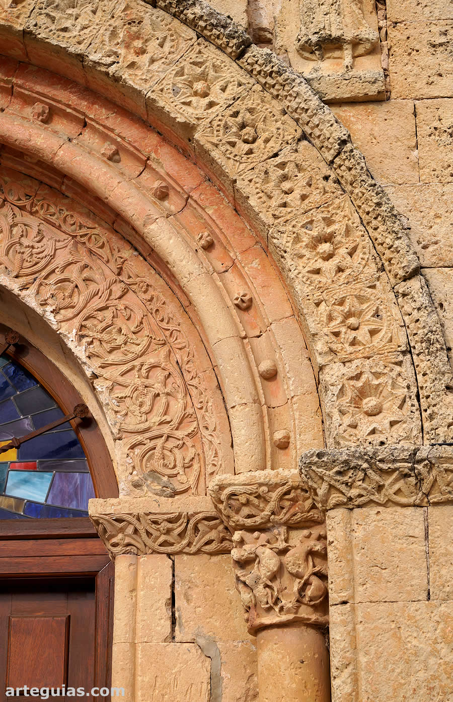 Decoraci&oacute;n vegetal de  las arquivoltas