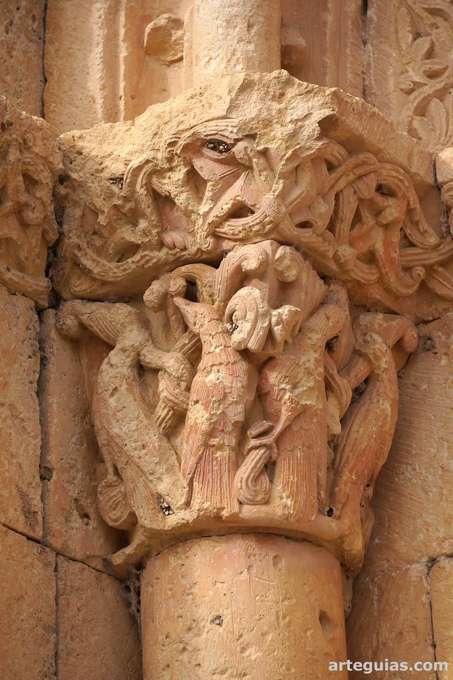 Capitel vegetal con cuatro aves