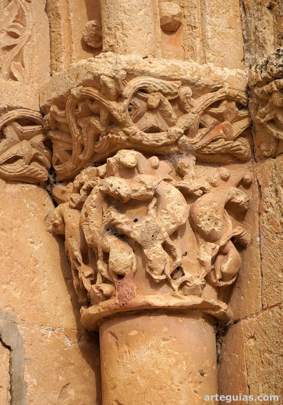 Capitel con cuatro leones