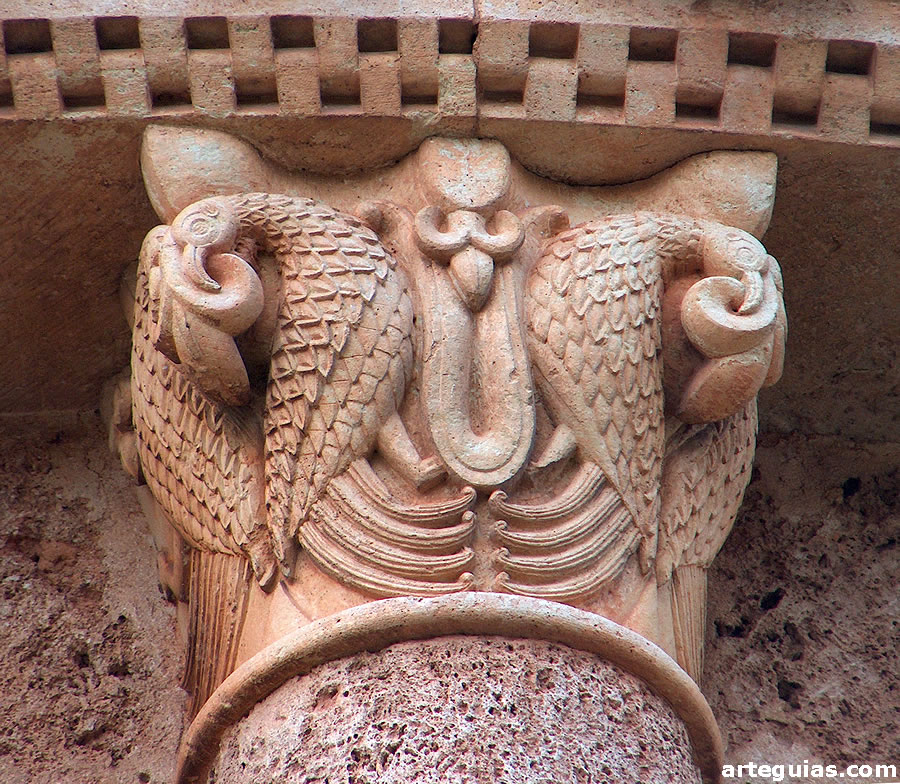 Capitel de una de las columnas entregas del &aacute;bside