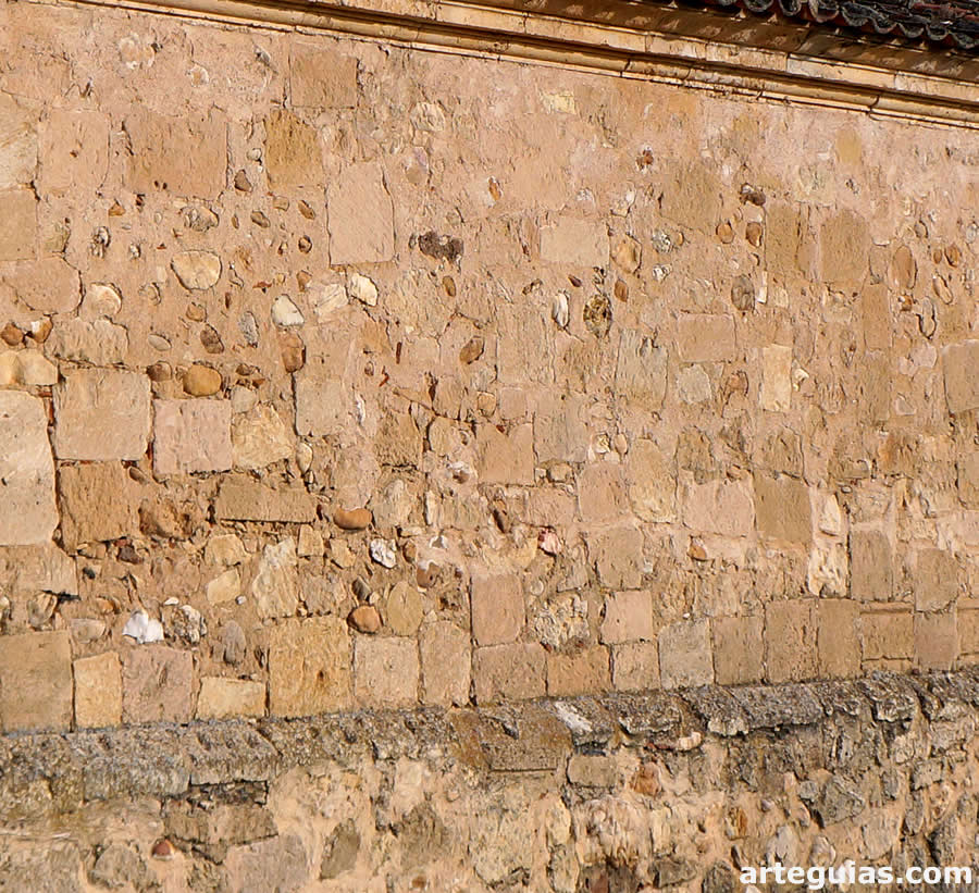 Sillares y dovelas de la galer&iacute;a porticada rom&aacute;nica
