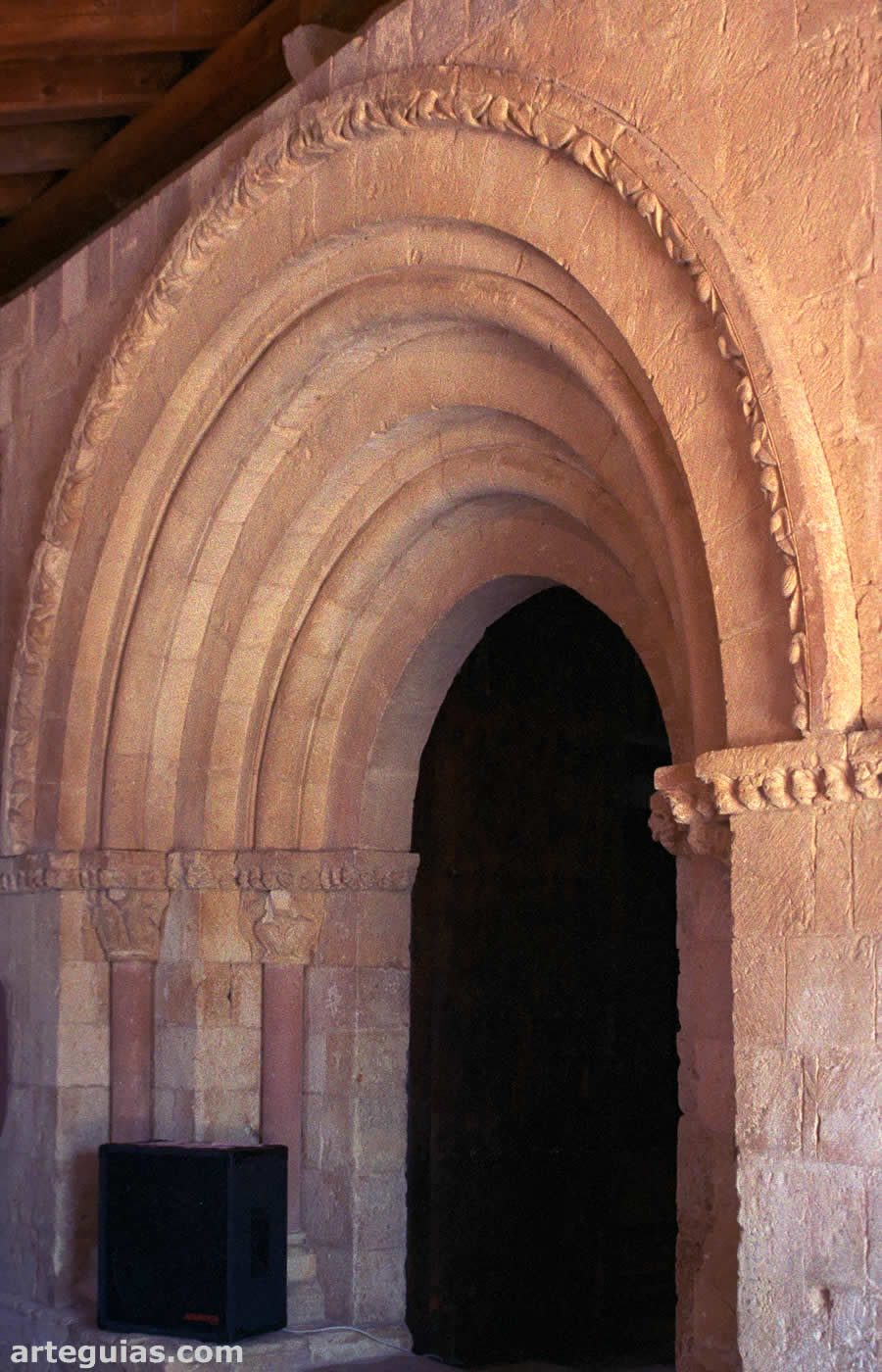 Puerta rom&aacute;nica