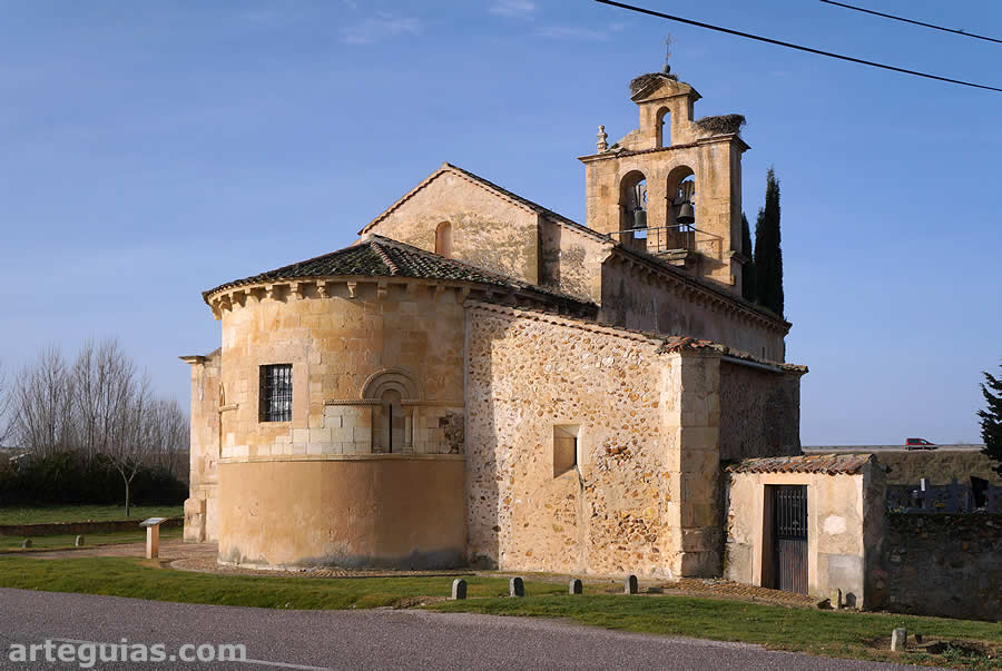 Vista desde el nordeste de la iglesia de Castillejo de Mesle&oacute;n, Segovia
