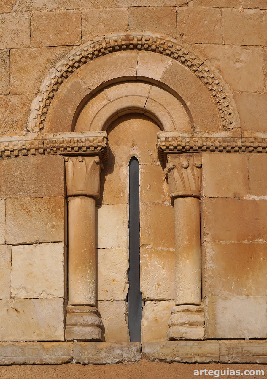 Uno de los ventanales del &aacute;bside