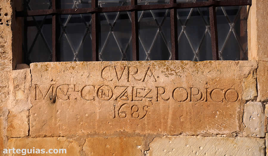 Cura que abri&oacute; un ventanal en el &aacute;bside