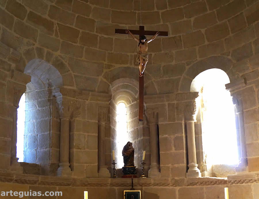 Interior del &aacute;bside de la iglesia de Castilseco