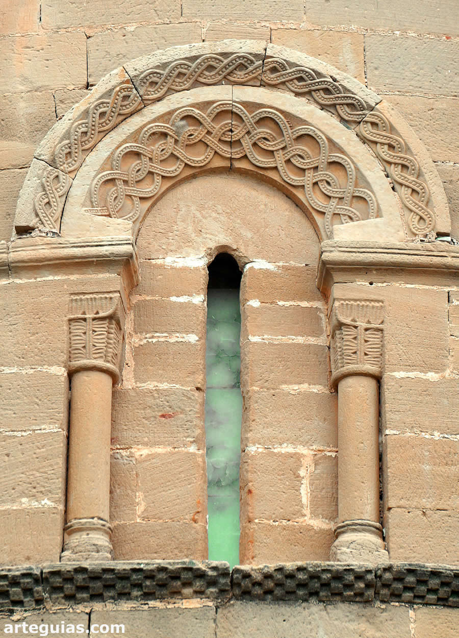 Ventanal meridional del &aacute;bside de la iglesia