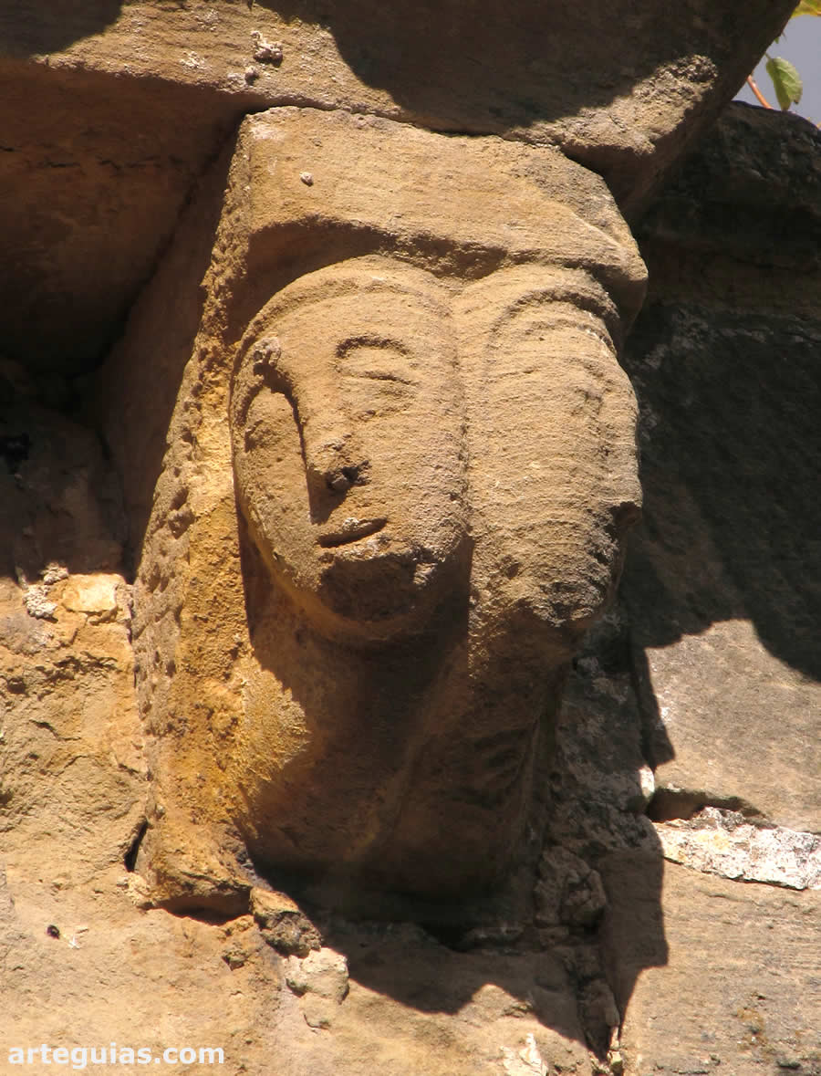 Canecillo con dos cabezas geminadas