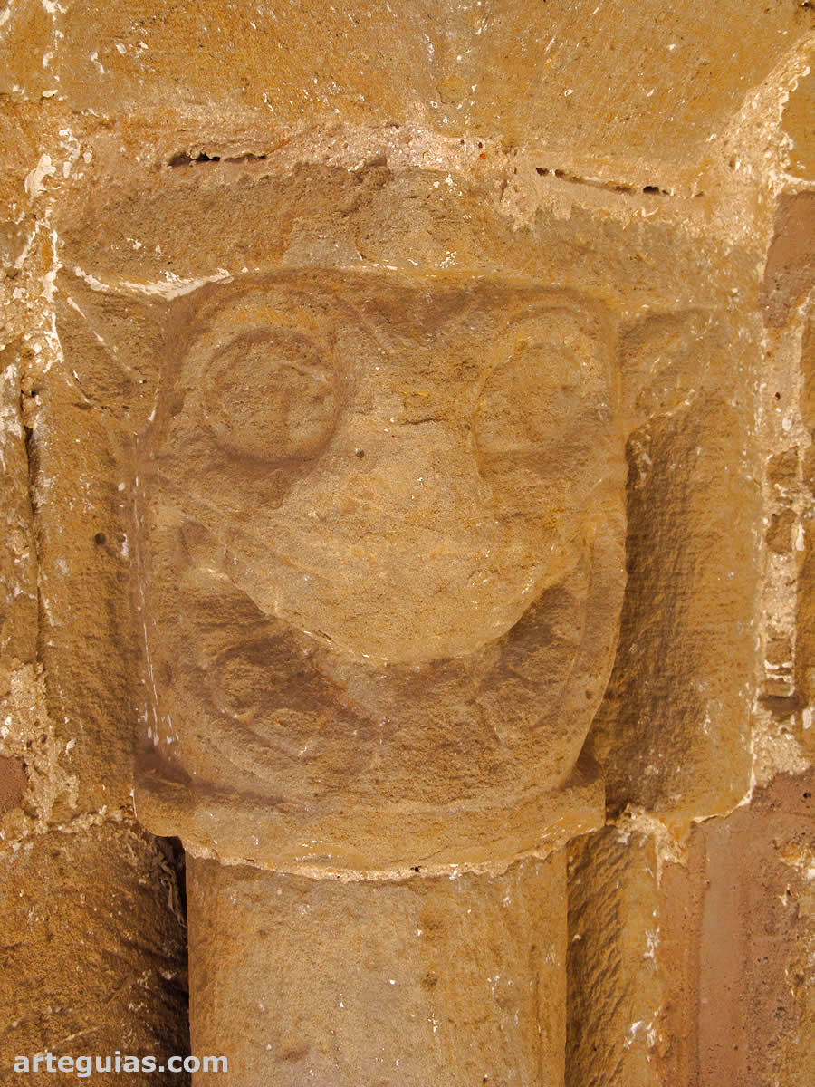 Capitel de la puerta con una cabeza de animal