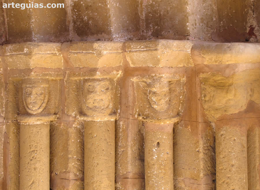 Columnas de uno de los lados de la puerta de la iglesia