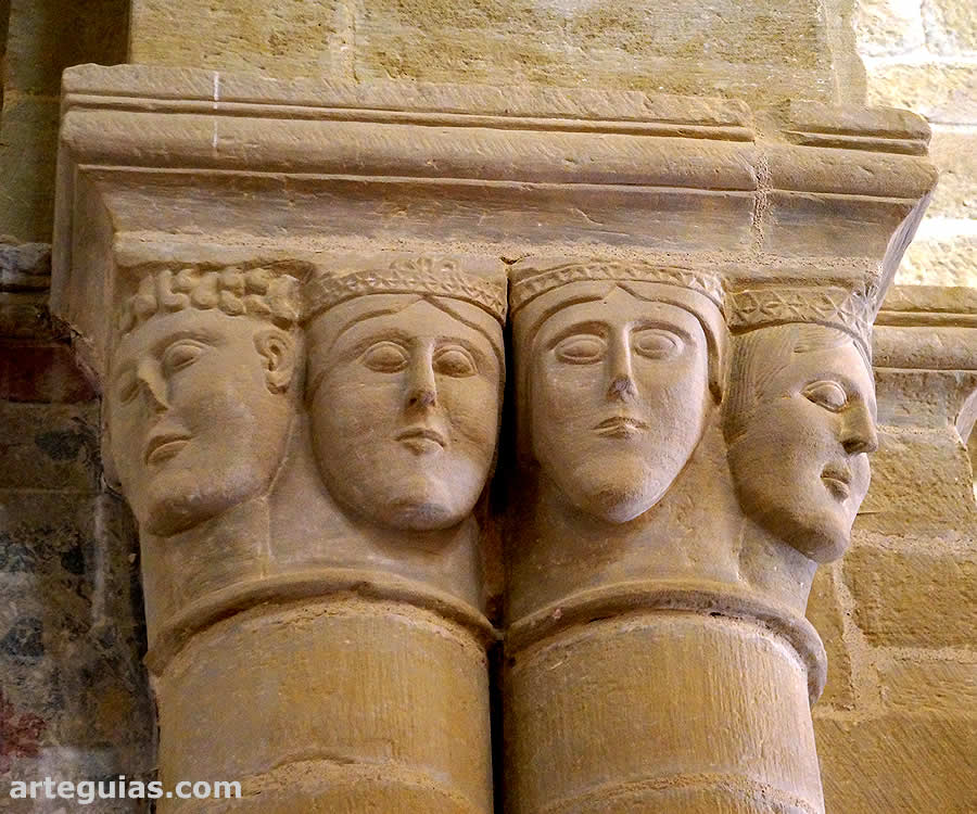 El oro capitel doble del arco triunfal de la iglesia de Castilseco