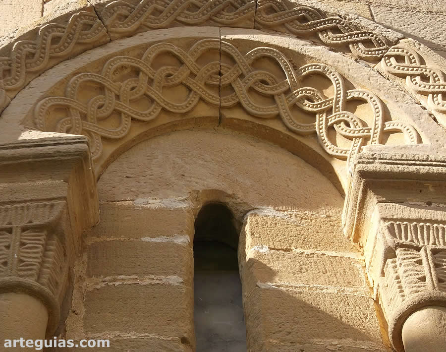 Uno de los ventanales del &aacute;bside