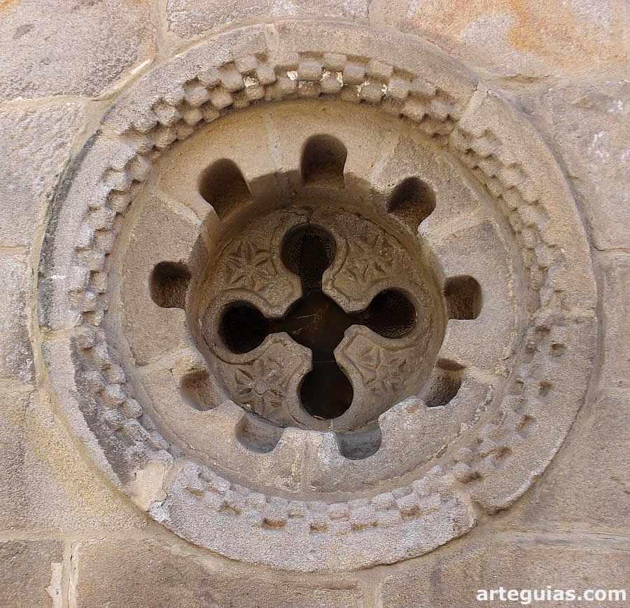 Uno de los &oacute;culos del &aacute;bside