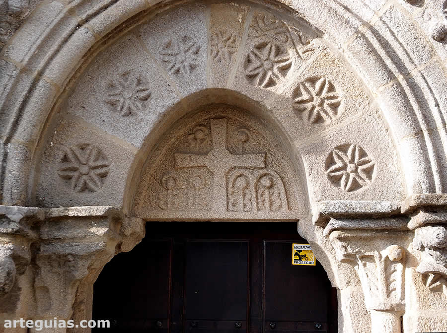 Iglesia de Castrelos, Pontevedra: detalle de la puerta meridional
