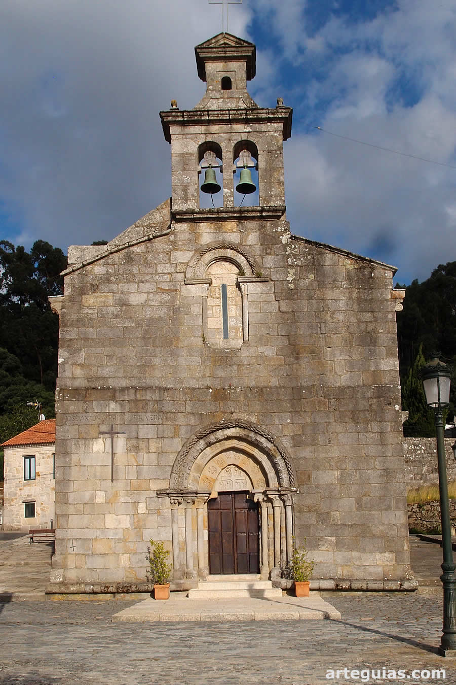 Fachada occidental de la iglesia de Castrelos