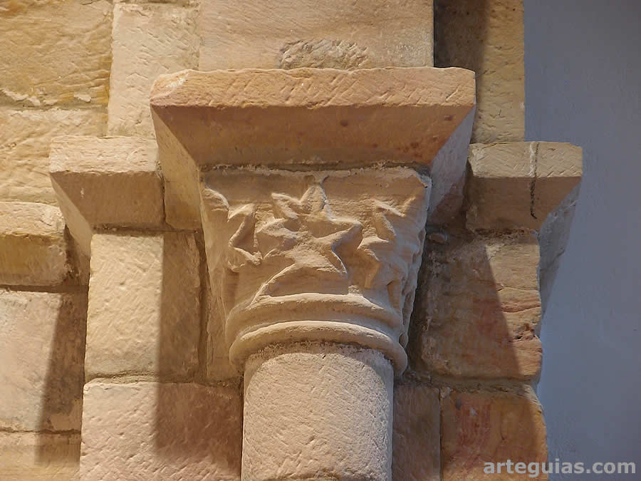 Capitel vegetal en el interior de la iglesia de Castrillo de Valdelomar