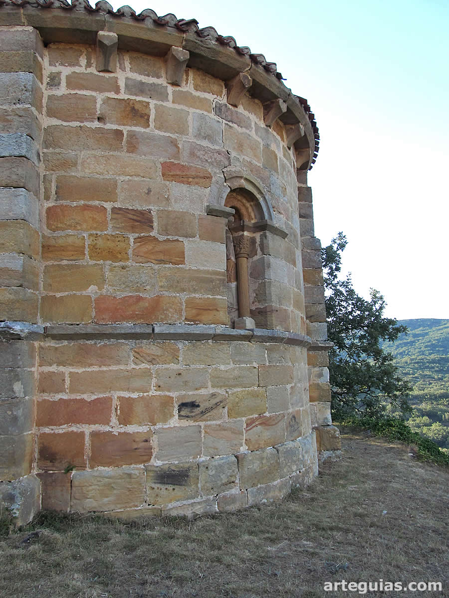 &Aacute;bside de la iglesia de Castrillo de Valdelomar, Cantabria