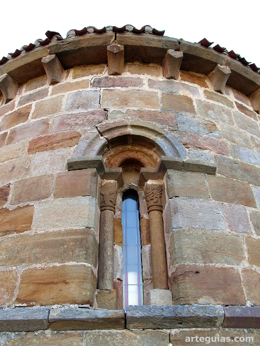 &Aacute;bside con su ventanal y canecillos de perfil de proa de barco