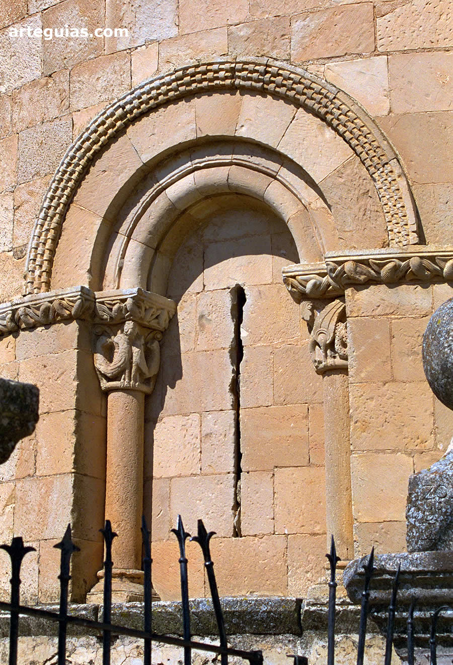 Uno de los ventanales del &aacute;bside