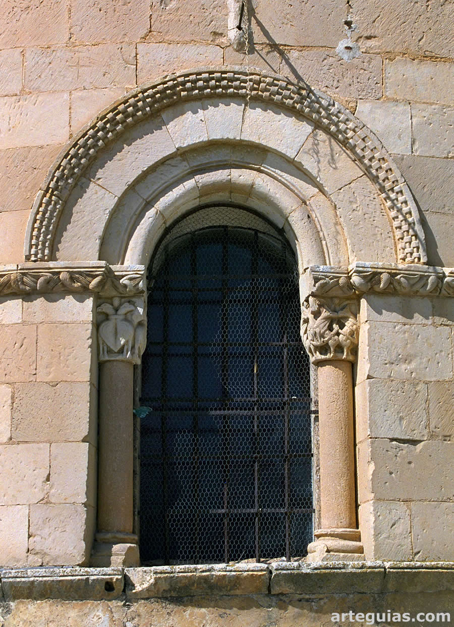 Ventanal con aves y grifos