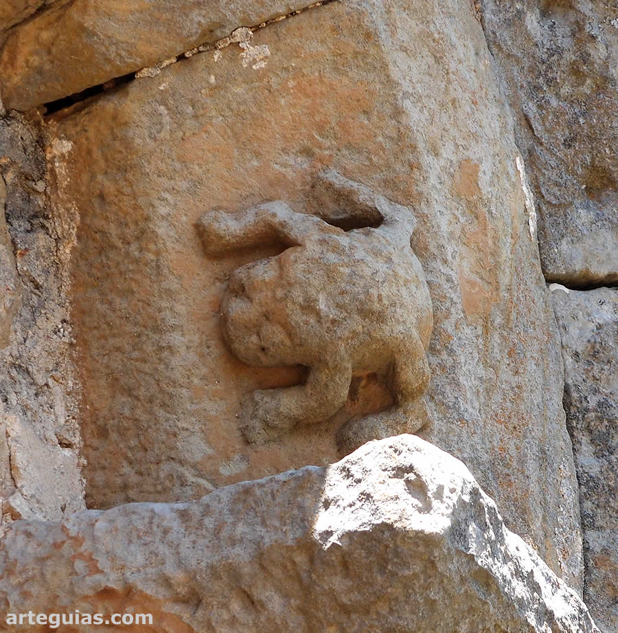Detalle del ventanal: batracio