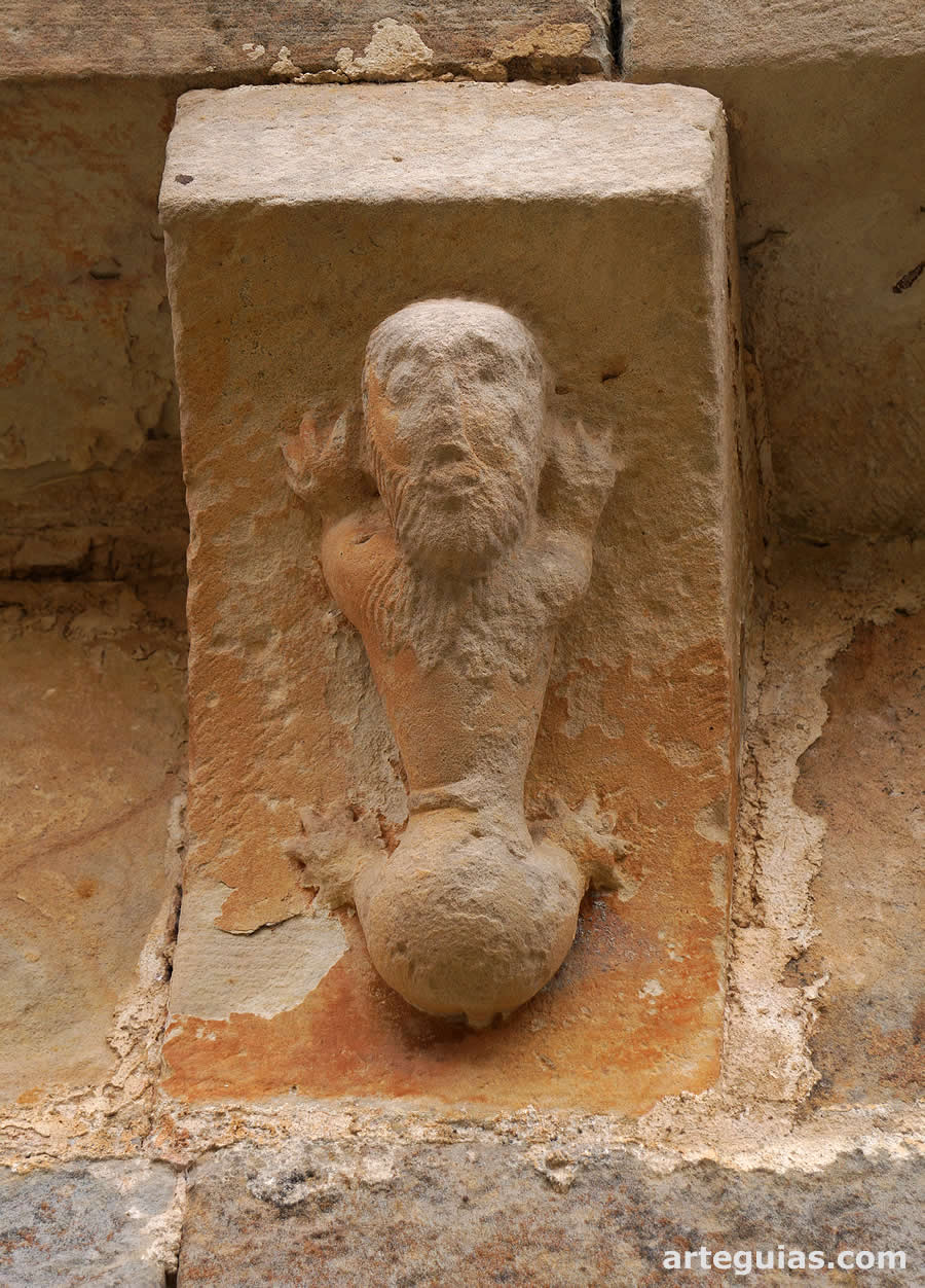 Canecillo con esfinge