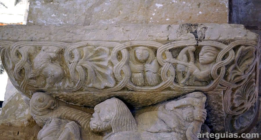 Cimacio de uno de los capiteles