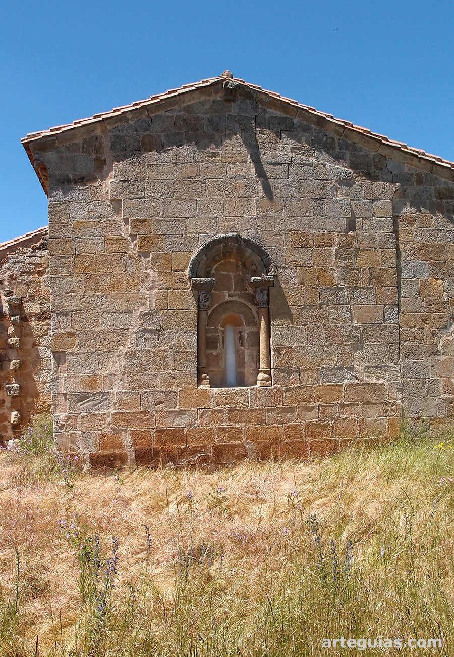 Iglesia de Cezura: &aacute;bside de muro plano
