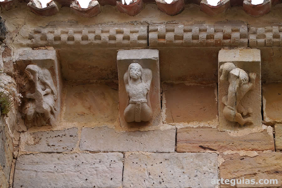 Iglesia de Cezura: canecillos rom&aacute;nicos
