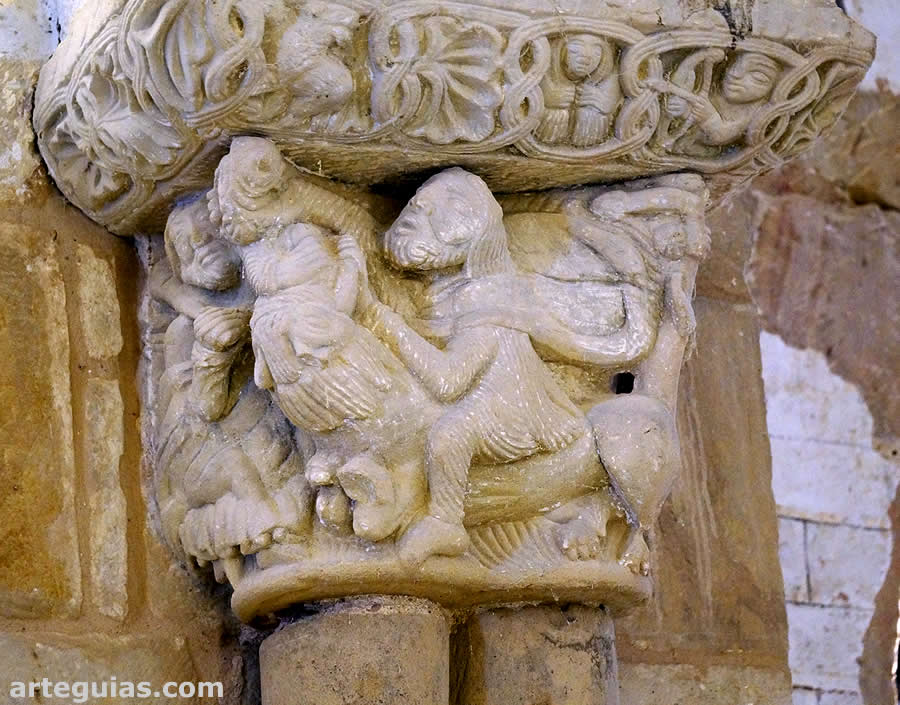 Capitel con Sans&oacute;n desquijarando al le&oacute;n