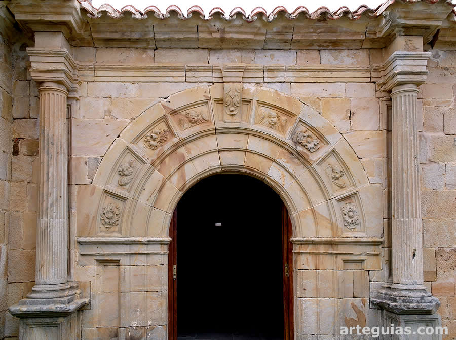Puerta renacentista de la iglesia de Cezura