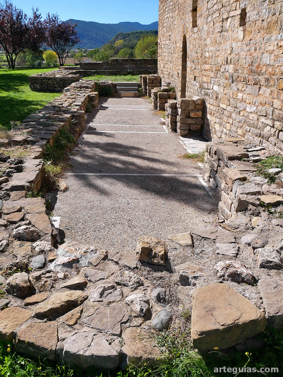Restos de una nave existente en el costado meridional