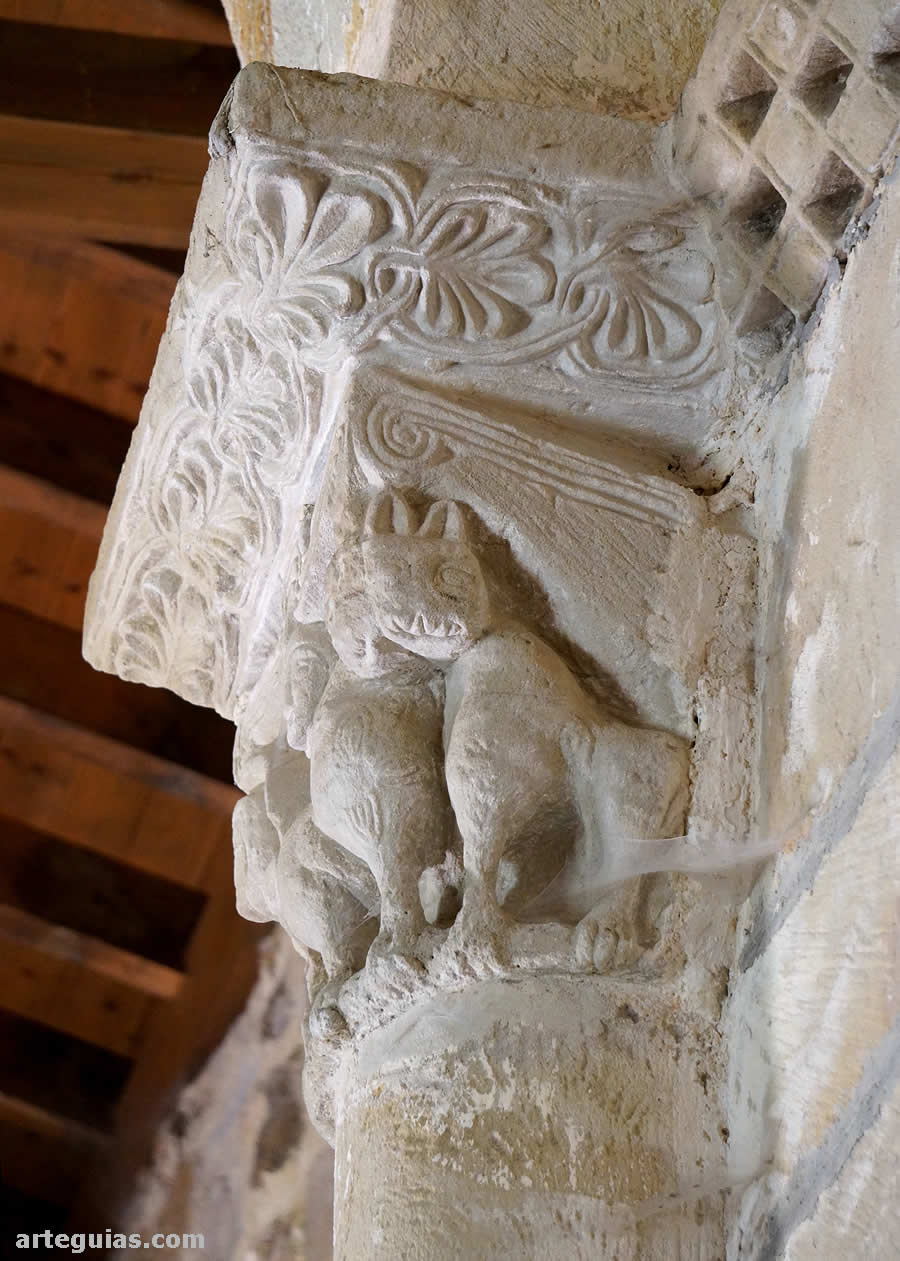 Capitel del arco triunfal con leones