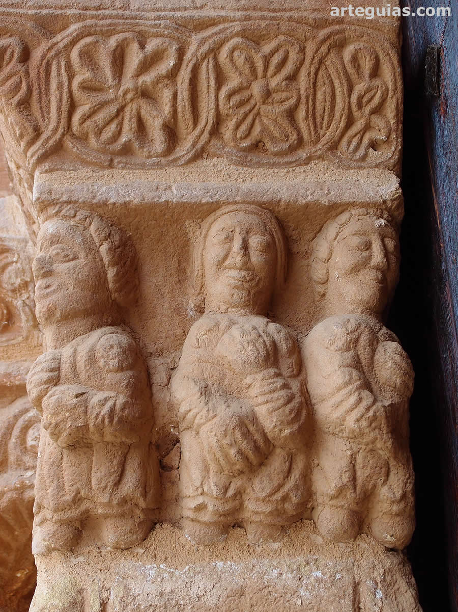 Mocheta con tres personajes