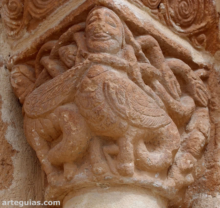 Capitel con hombre, serpientes y dos arp&iacute;as