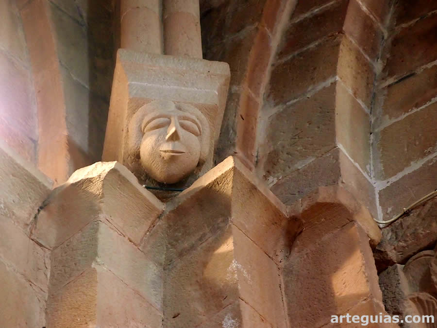 M&eacute;nsula interior que recoge un arco diagonal