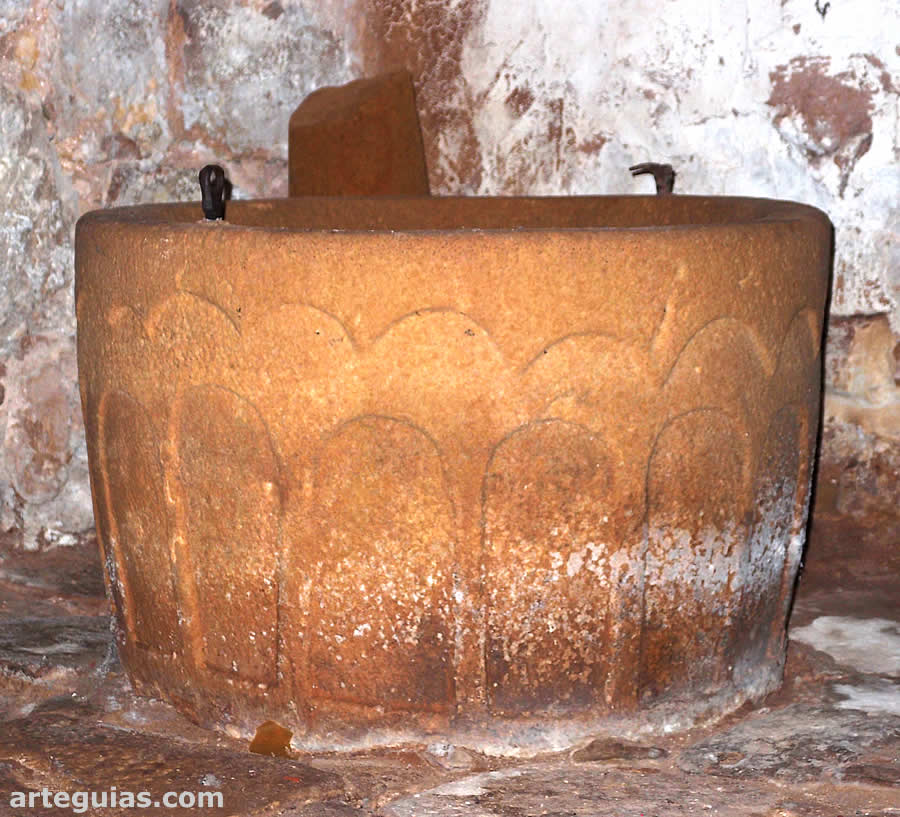Pila bautismal rom&aacute;nica de la iglesia de Fuensa&uacute;co, Soria