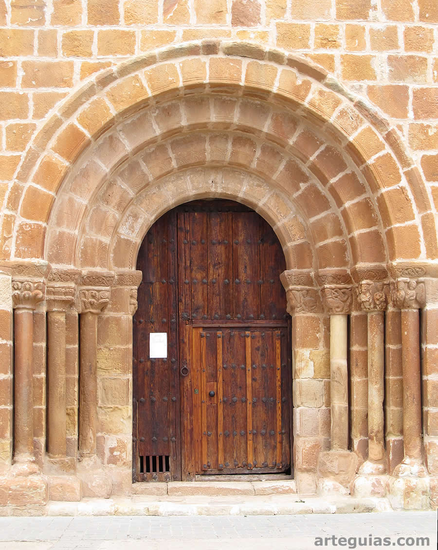 Puerta de la iglesia rom&aacute;nica de Fuensa&uacute;co